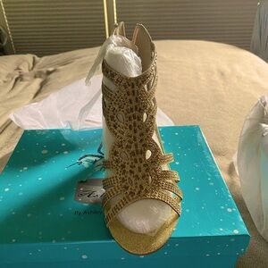 Ashley A Lexie Gold Crystal Dress Low Heel 8.5M - used as Mother of the …